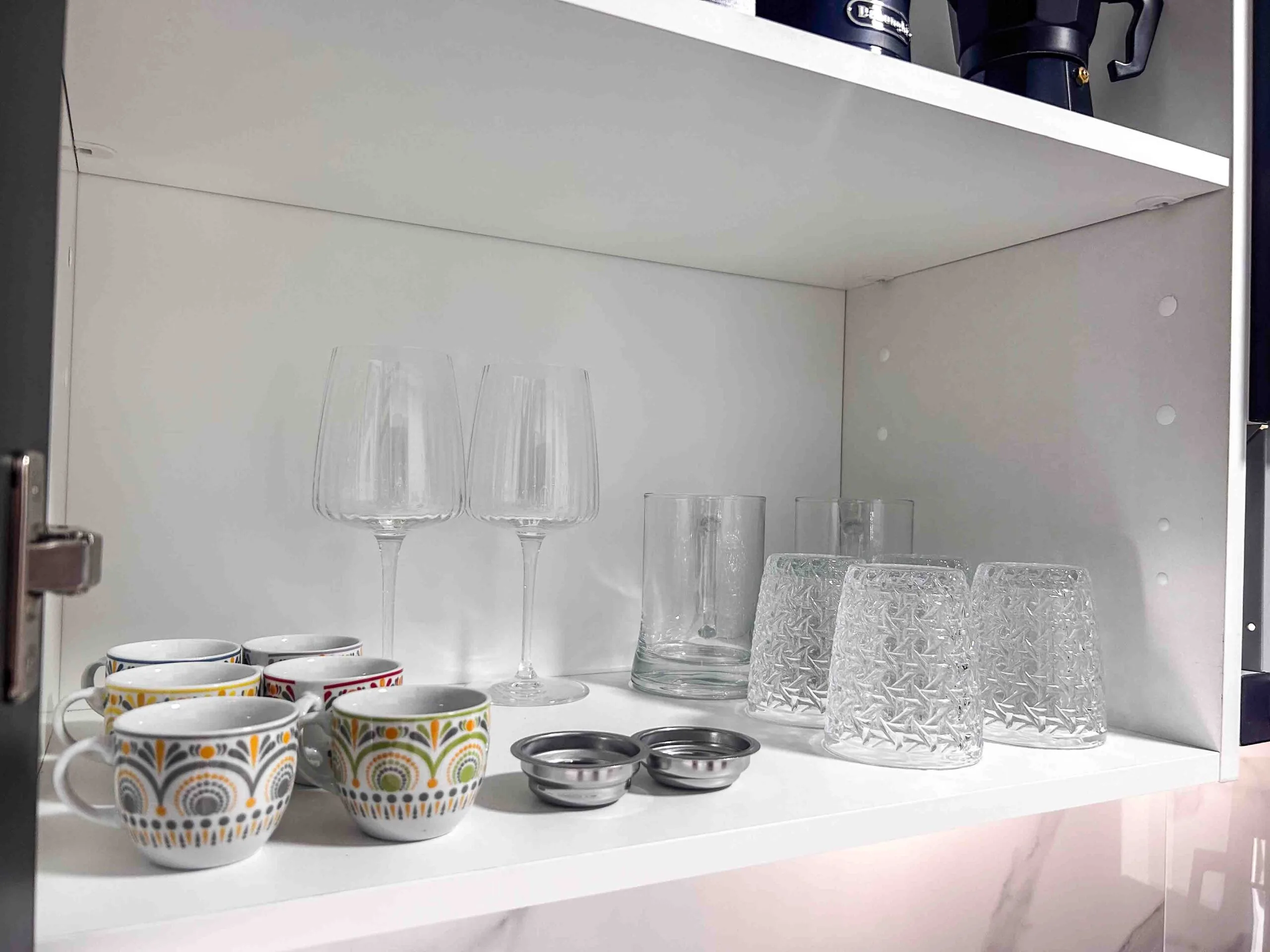 Dishes and glasses at Casa Gigi holiday apartment