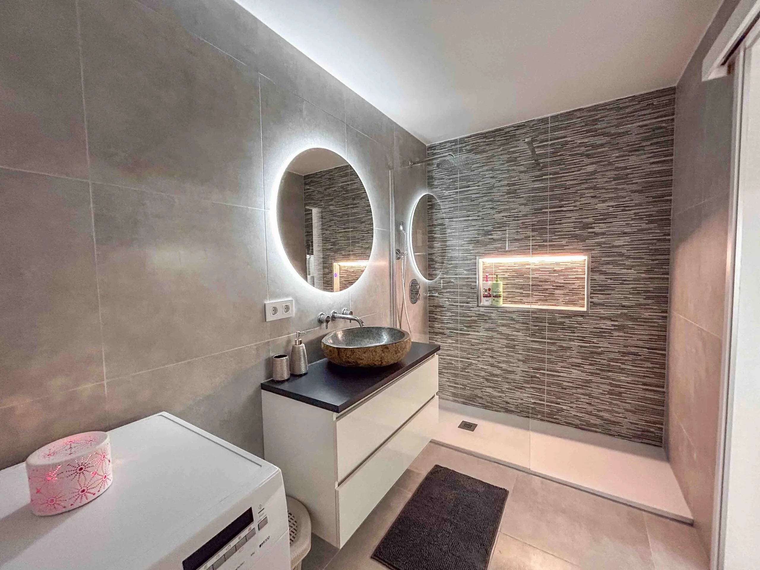 Modern bathroom at Casa Gigi holiday apartment
